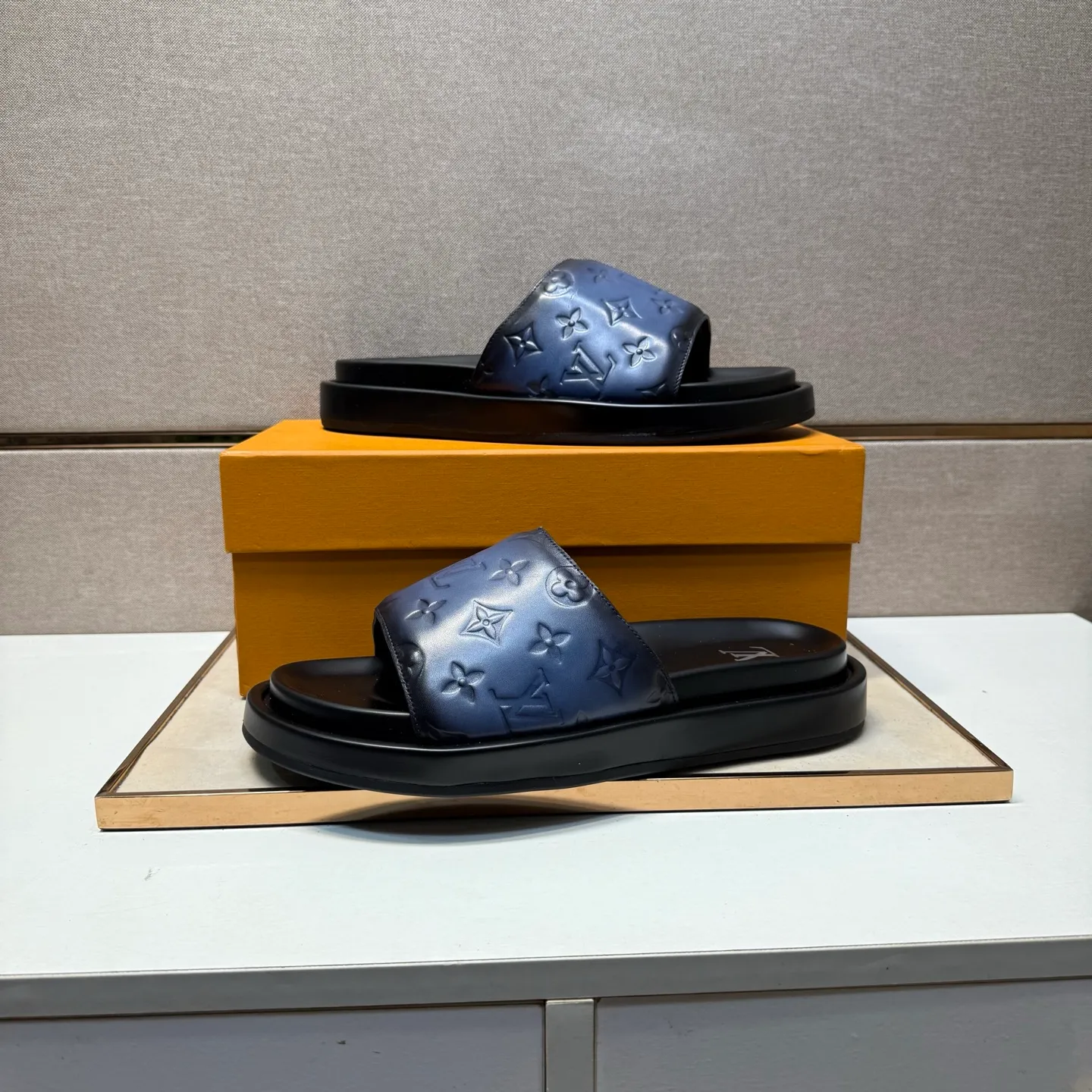 ⬛️Men's shoes 💰p400 [LV～] Men's casual slippers 2025z cabinet sales simultaneously 🔶Size: 39-44#️⃣ 🔷4 colors🔜The upper is made of cowhide stitching➕Genuine leather lining, comfortable and breathable, sole: original comfortable and wear-resistant outsole, ⚠️Real 📱Photographed🎬The real thing is better📢📢📢